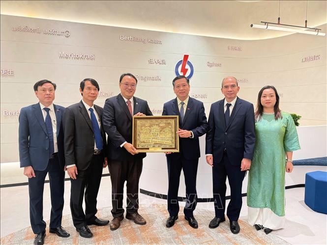 Đồng chí Nguyễn Long Hải và đoàn công tác làm việc với đại diện lãnh đạo Đảng Hành động Nhân dân Singapore. Ảnh: TTXVN phát