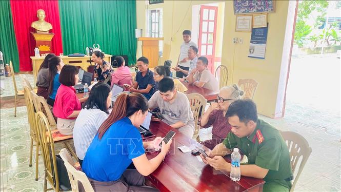 Phường Hải Lĩnh tổ chức các Tổ Dịch vụ công lưu động hướng dẫn người dân thực hiện các thao tác Quét mã QR- Lắng nghe ý kiến nhân dân. Ảnh: Khiếu Tư - TTXVN