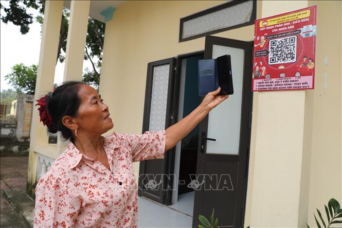 Chỉ với một thao tác quét mã, những phản ánh về ô nhiễm môi trường, bất cập trong giao thông, an toàn thực phẩm, giải phóng mặt bằng hay thủ tục hành chính có thể được chuyển đến cơ quan chức năng mà không cần người dân trực tiếp đến trụ sở. Ảnh: Khiếu Tư - TTXVN