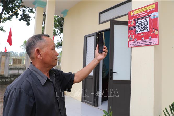Với một chiếc điện thoại thông minh có kết nối Internet, người dân có thể gửi phản ánh qua mã QR tại nhà văn hóa khu dân cư. Ảnh: Khiếu Tư - TTXVN