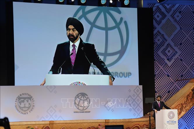 Chủ tịch World Bank Ajay Banga công bố chiến lược tăng gấp 5 lần tài trợ cho khoáng sản thiết yếu tại Phiên toàn thể Hội nghị Thường niên IMF-WB 2026 sáng 16/10/2026. Ảnh: Trang Nhung - PV TTXVN tại Thái Lan
