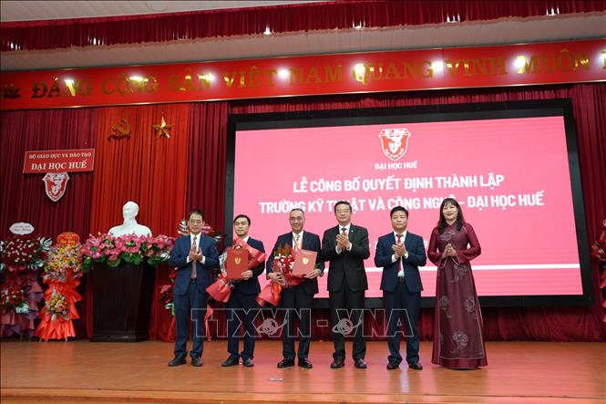 Trao quyết định bổ nhiệm Hiệu trưởng, Phó Hiệu trưởng Trường Kỹ thuật và Công nghệ - Đại học Huế. Ảnh: Văn Dũng-TTXVN