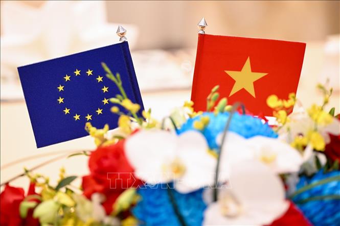 Cờ VN - EU. Ảnh: EC/TTXVN phát