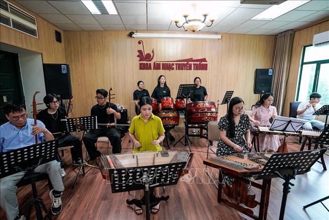 Một buổi tập luyện của các nghệ sĩ tại Học viện Âm nhạc Quốc gia Việt Nam. Ảnh: Khánh Hoà - TTXVN
