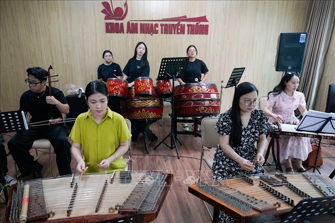 Một buổi tập luyện của các nghệ sĩ tại Học viện Âm nhạc Quốc gia Việt Nam. Ảnh: Khánh Hoà - TTXVN