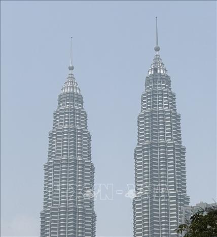 Khói mù bao quanh tòa tháp đôi Petronas, Malaysia. Ảnh: Thanh Bình - PV TTXVN tại Malaysia
