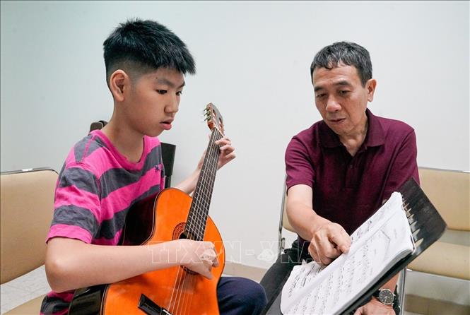 Sự hướng dẫn tận tình của các giảng viên là nền tảng hình thành nên tài năng của các thế hệ nghệ sĩ trong tương lai. Ảnh: Khánh Hoà - TTXVN
