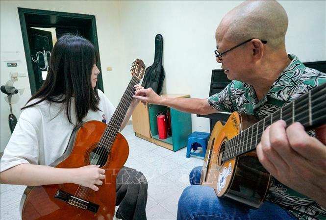 Sự hướng dẫn tận tình của các giảng viên là nền tảng hình thành nên tài năng của các thế hệ nghệ sĩ trong tương lai. Ảnh: Khánh Hoà - TTXVN

