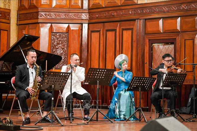 Sự kết hợp giữa saxophone, sáo trúc, sáo và violin thể hiện tài năng đa dạng và khả năng hội nhập. Ảnh: Khánh Hoà - TTXVN