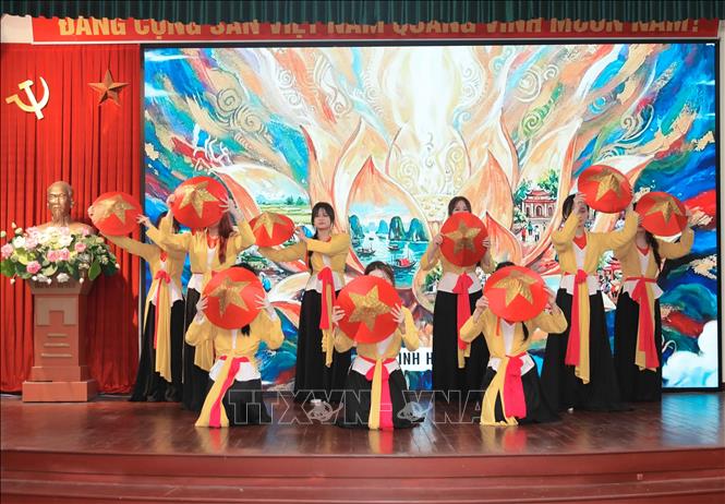 Sân khấu hóa những câu chuyện về người phụ nữ Việt Nam góp phần đưa lịch sử, văn hóa đến gần hơn với công chúng, đặc biệt là giới trẻ. Ảnh: Phan Phương - TTXVN