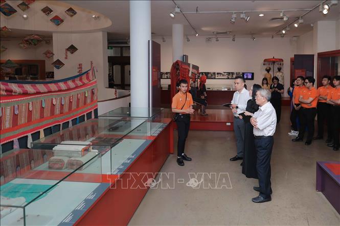 Sinh viên FPT Polytechnic tham gia cuộc thi “Kể chuyện di sản”, giới thiệu hiện vật bằng hình thức kể chuyện gần gũi, sinh động. Ảnh: Phan Phương - TTXVN