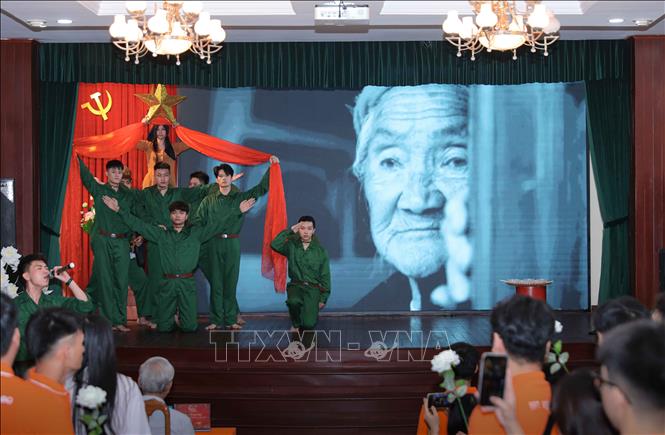 Tiết mục “Nữ thép kiêu hùng” tái hiện hình tượng Mẹ Việt Nam Anh hùng Nguyễn Thị Thứ, tôn vinh những hy sinh thầm lặng của người mẹ Việt Nam. Ảnh: Phan Phương - TTXVN