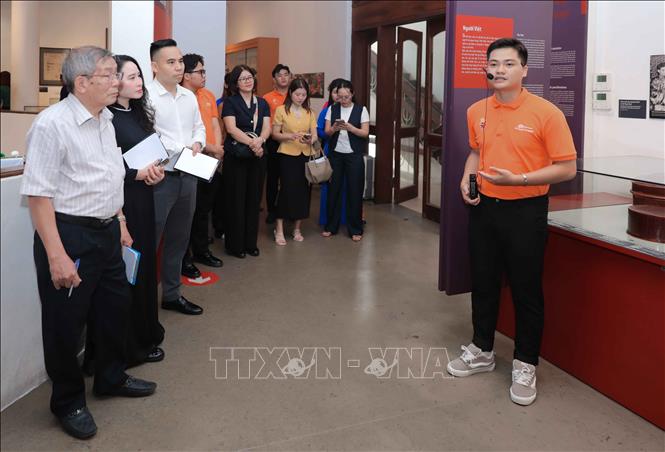 Các sinh viên với vai trò hướng dẫn viên, ứng dụng công nghệ để thuyết minh, giới thiệu ý nghĩa và kể những câu chuyện lịch sử gắn liền với các hiện vật được trưng bày tại Bảo tàng Phụ nữ Việt Nam. Ảnh: Phan Phương – TTXVN