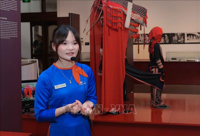 Sinh viên FPT Polytechnic tham gia cuộc thi “Kể chuyện di sản”, giới thiệu hiện vật bằng hình thức kể chuyện gần gũi, sinh động. Ảnh: Phan Phương - TTXVN