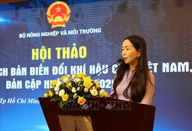 Bà Mai Kim Liên, Phó Cục trưởng Cục Biến đổi khí hậu, Bộ Nông nghiệp và Môi trường, phát biểu tại Hội thảo. Ảnh: Hồng Đạt - TTXVN