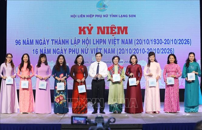 Tặng quà cho phụ nữ tại Diễn đàn. Ảnh: Anh Tuấn – TTXVN