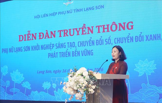 Chủ tịch Hội Liên hiệp Phụ nữ tỉnh Lạng Sơn Nguyễn Thị Hồng Vân phát biểu khai mạc Diễn đàn. Ảnh: Anh Tuấn – TTXVN