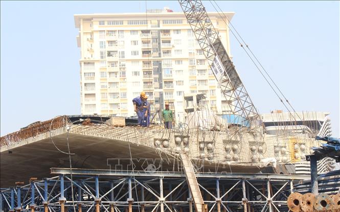 Để đẩy nhanh tiến độ cầu vượt Láng Hạ - Giảng Võ, đơn vị thi công duy trì khoảng 70-80 công nhân, tổ chức thi công liên tục 24/24 giờ. Ảnh: Nguyễn Thắng - TTXVN