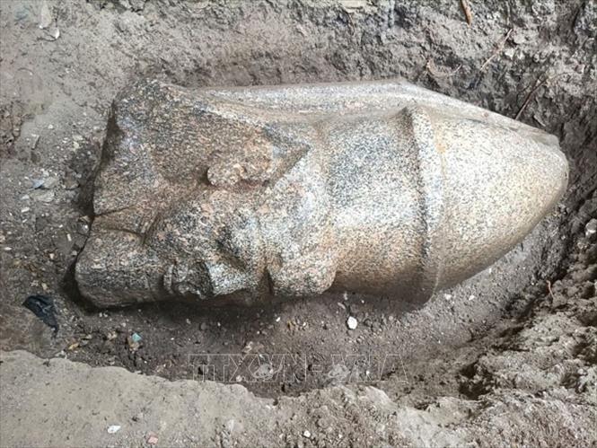 Bức tượng mô tả nhà vua Ramses II đội “Vương miện kép”, biểu tượng cho sự thống nhất giữa Thượng Ai Cập và Hạ Ai Cập. Phần đầu cao khoảng 1,6 m, phía sau có cột tựa khắc tên hiệu Horus của nhà vua là “Hor Ka Nakht Mery Maat”.  Ảnh: TTXVN phát
