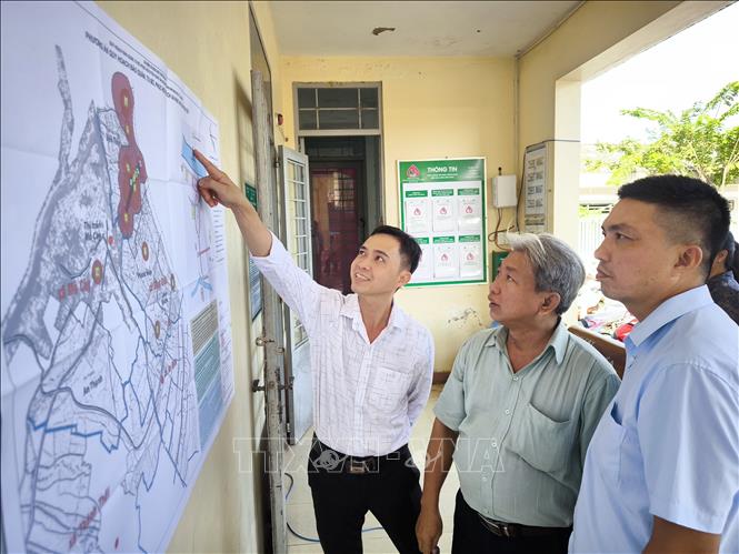 Người dân theo dõi bản đồ quy hoạch  mới khu Di tích quốc gia đặc biệt Đồng Khởi Bến Tre. Ảnh: Huỳnh Phúc Hậu - TTXVN