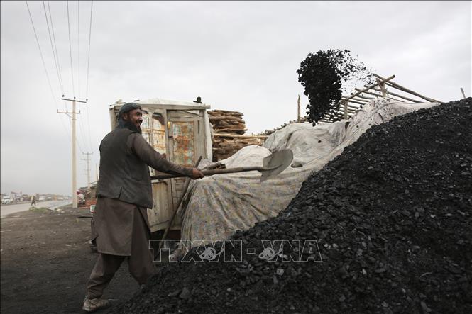 Công nhân làm việc tại mỏ khai thác than ở Kabul, Afghanistan. Ảnh: THX/TTXVN phát