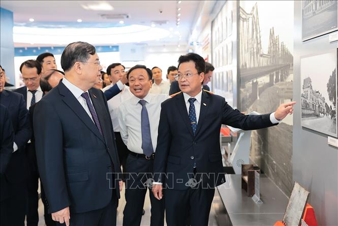 Đồng chí Đặng Sỹ Mạnh, Bí thư Đảng ủy, Chủ tịch Hội đồng thành viên Tập đoàn Đường sắt Quốc gia Việt Nam (VNR) giới thiệu Khu truyền thống đường sắt Việt Nam. Ảnh: Lê Đông - TTXVN

