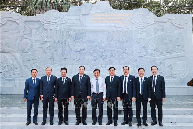 Các đại biểu chụp ảnh lưu niệm tại Phù điêu 