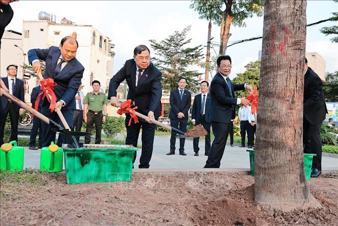 Các đại biểu trồng cây lưu niệm trong chương trình lễ kỷ niệm. Ảnh: Lê Đông - TTXVN
