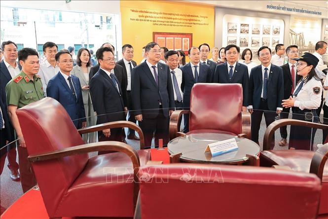 Các đại biểu tham quan Khu truyền thống đường sắt Việt Nam. Ảnh: Lê Đông - TTXVN