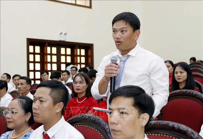 Ông Lương Văn Trường, Giám đốc Hợp tác xã Nam Đại Dương, thôn Liêu Hải, xã Nghĩa Hưng đặt câu hỏi tại hội nghị. Thái Thuần – TTXVN