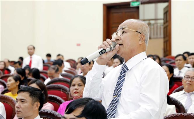 Ông Trần Đức Thịnh, hội viên thôn Hải Long, xã Hải Hậu đặt câu hỏi tại hội nghị. Thái Thuần – TTXVN