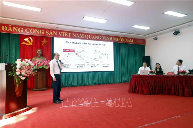 PGS. TS Phạm Anh Tuân, Phó Trưởng khoa Khoa học xã hội, Trường Đại học Tây Bắc tham luận. Ảnh: Quang Quyết - TTXVN
