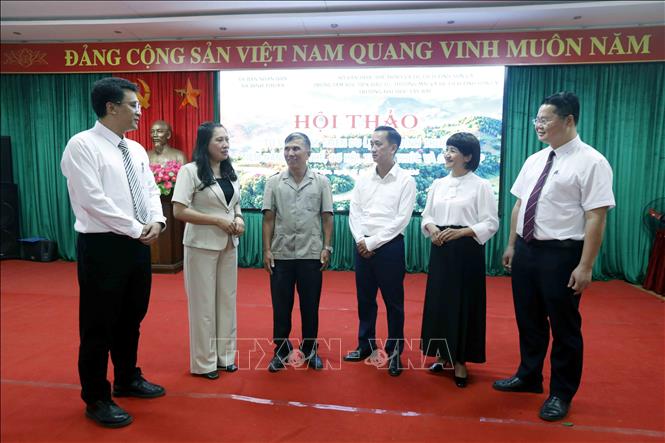 Đại biểu trao đổi bên lề Hội thảo. Ảnh: Quang Quyết - TTXVN