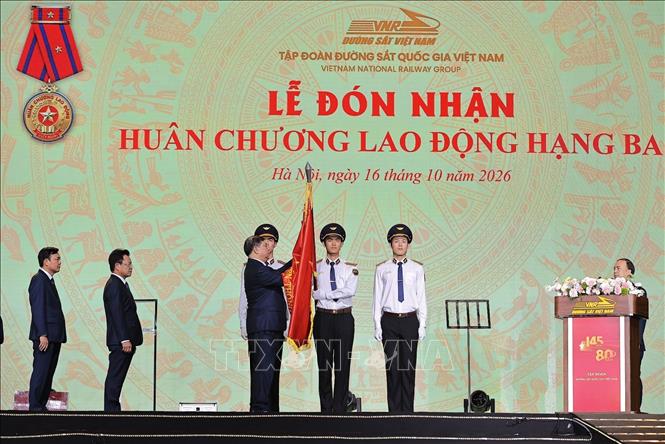Đồng chí Phạm Gia Túc, Ủy viên Bộ Chính trị, Phó Thủ tướng Thường trực Chính phủ trao Huân chương Lao động hạng Ba cho Tập đoàn Đường sắt Quốc gia Việt Nam (VNR). Ảnh: Lê Đông - TTXVN