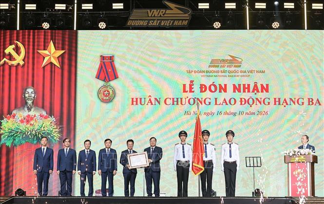 Đồng chí Phạm Gia Túc, Ủy viên Bộ Chính trị, Phó Thủ tướng Thường trực Chính phủ trao Huân chương Lao động hạng Ba của ông Đặng Sỹ Mạnh, Bí thư Đảng ủy, Chủ tịch Hội đồng thành viên Tập đoàn Đường sắt Quốc gia Việt Nam (VNR) phát biểu. Ảnh: Lê Đông - TTXVN