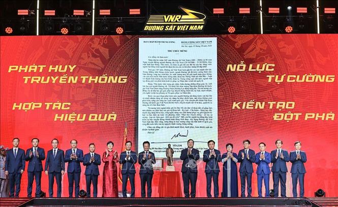 Đồng chí Phạm Gia Túc, Ủy viên Bộ Chính trị, Phó Thủ tướng Thường trực Chính phủ trao quà gửi của Tổng Bí thư Ban Chấp hành Trung ương đảng cộng sản Việt Nam, Chủ tịch nước Cộng hòa xã hội chủ nghĩa Việt Nam. Ảnh: Lê Đông - TTXVN