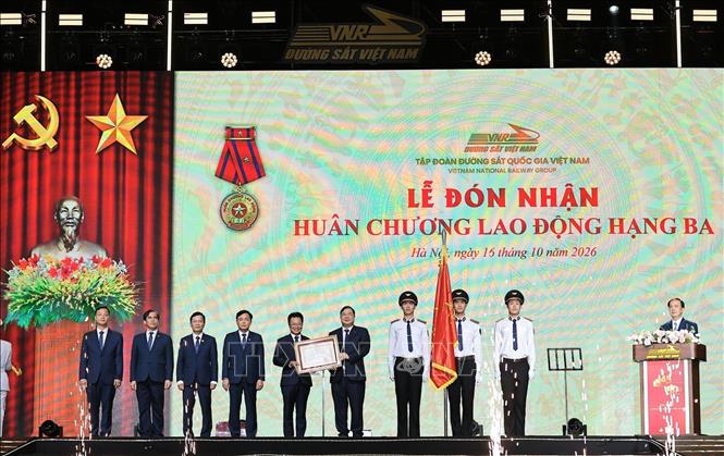 Đồng chí Phạm Gia Túc, Ủy viên Bộ Chính trị, Phó Thủ tướng Thường trực Chính phủ trao Huân chương Lao động hạng Ba cho Tập đoàn Đường sắt Quốc gia Việt Nam (VNR). Ảnh: Lê Đông - TTXVN