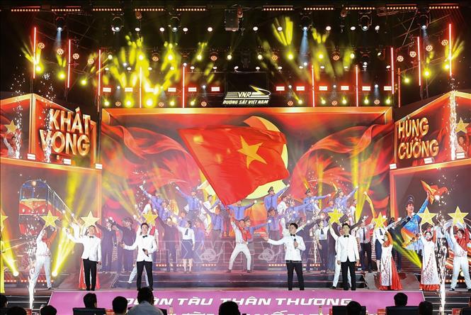 Tiết mục văn nghệ mở màn buổi lễ. Ảnh: Lê Đông - TTXVN