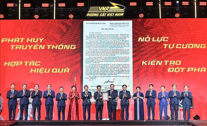 Đồng chí Phạm Gia Túc, Ủy viên Bộ Chính trị, Phó Thủ tướng Thường trực Chính phủ trao Thư gửi của Tổng Bí thư Ban Chấp hành Trung ương đảng cộng sản Việt Nam, Chủ tịch nước Cộng hòa xã hội chủ nghĩa Việt Nam. Ảnh: Lê Đông - TTXVN