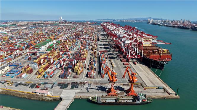 Quang cảnh cảng hàng hoá tại Thanh Đảo, tỉnh Sơn Đông, Trung Quốc. Ảnh: THX/TTXVN phát