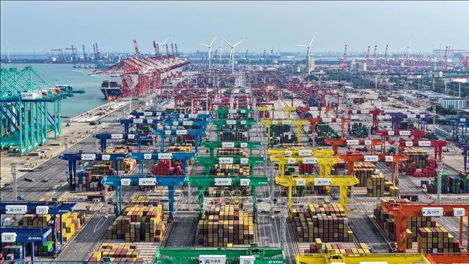 Quang cảnh cảng hàng hoá tại Thiên Tân, Trung Quốc. Ảnh: THX/TTXVN phát