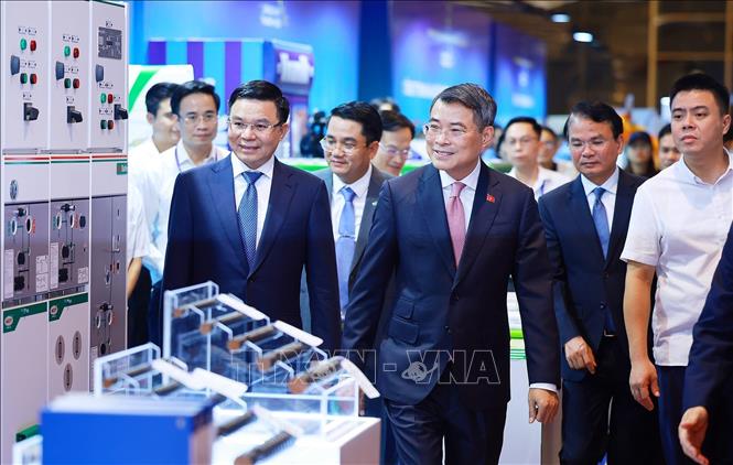 Thủ tướng Lê Minh Hưng tham quan các gian hàng trưng bày sản phẩm đạt Thương hiệu quốc gia. Ảnh: Dương Giang – TTXVN