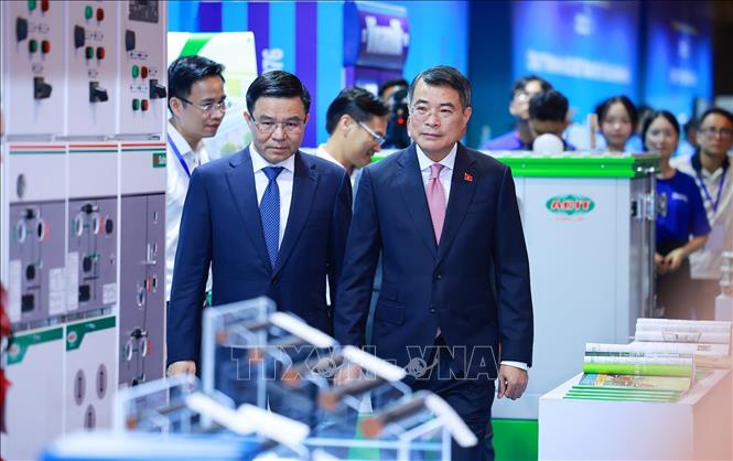 Thủ tướng Lê Minh Hưng tham quan các gian hàng trưng bày sản phẩm đạt Thương hiệu quốc gia. Ảnh: Dương Giang – TTXVN