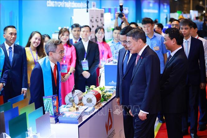 Thủ tướng Lê Minh Hưng tham quan các gian hàng trưng bày sản phẩm đạt Thương hiệu quốc gia. Ảnh: Dương Giang – TTXVN