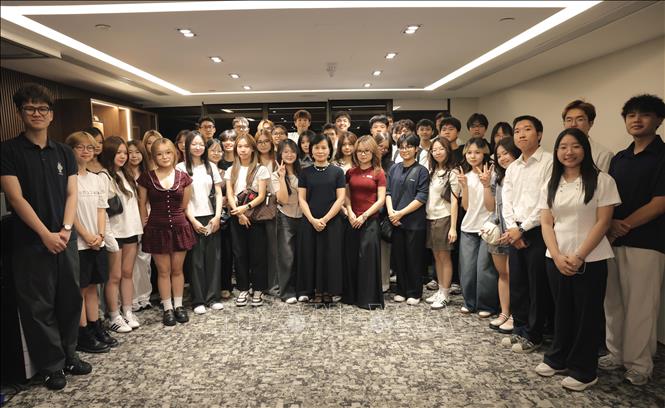 Tổng Lãnh sự Việt Nam tại Hong Kong và Macau cùng các tân sinh viên tại buổi gặp mặt. Ảnh: Xuân Vịnh - PV TTXVN tại Hong Kong (Trung Quốc)