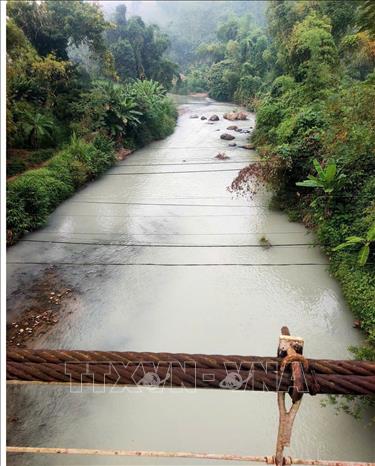 Theo tìm hiểu của phóng viên TTXVN, người dân trú tại thôn Bình An (xã Bạch Thông) và một số khu vực dọc sông Cầu phản ánh tình trạng nước sông đổi màu bất thường. Tình trạng này đã diễn ra nhiều lần, mới nhất là vào sáng 16/10, nước sông đổi sang màu trắng sữa, đục ngầu. Ảnh: TTXVN phát