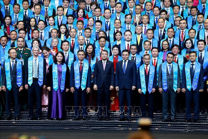 Thủ tướng Lê Minh Hưng với các doanh nghiệp được vinh danh sản phẩm đạt Thương hiệu quốc gia Việt Nam lần thứ 10 - năm 2026. Ảnh: Dương Giang – TTXVN
