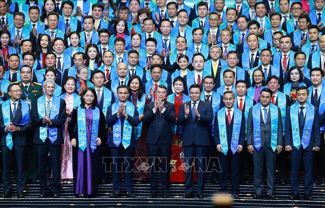 Thủ tướng Lê Minh Hưng với các doanh nghiệp được vinh danh sản phẩm đạt Thương hiệu quốc gia Việt Nam lần thứ 10 - năm 2026. Ảnh: Dương Giang – TTXVN
