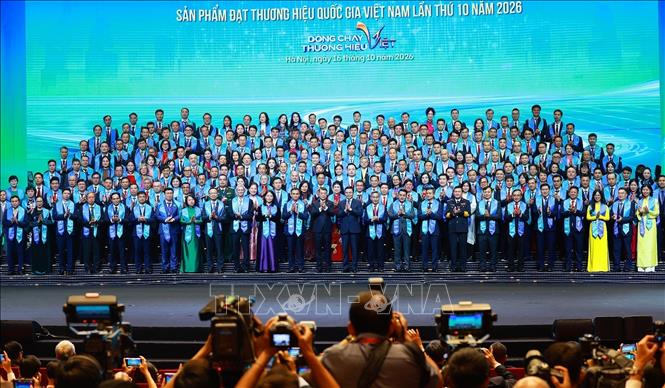 Thủ tướng Lê Minh Hưng với các doanh nghiệp được vinh danh sản phẩm đạt Thương hiệu quốc gia Việt Nam lần thứ 10 - năm 2026. Ảnh: Dương Giang – TTXVN
