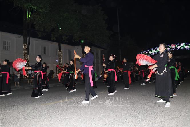 Nét văn hóa dân tộc Tày trong diễu diễn đường phố tại lễ hội. Ảnh: Đinh Thùy - TTXVN